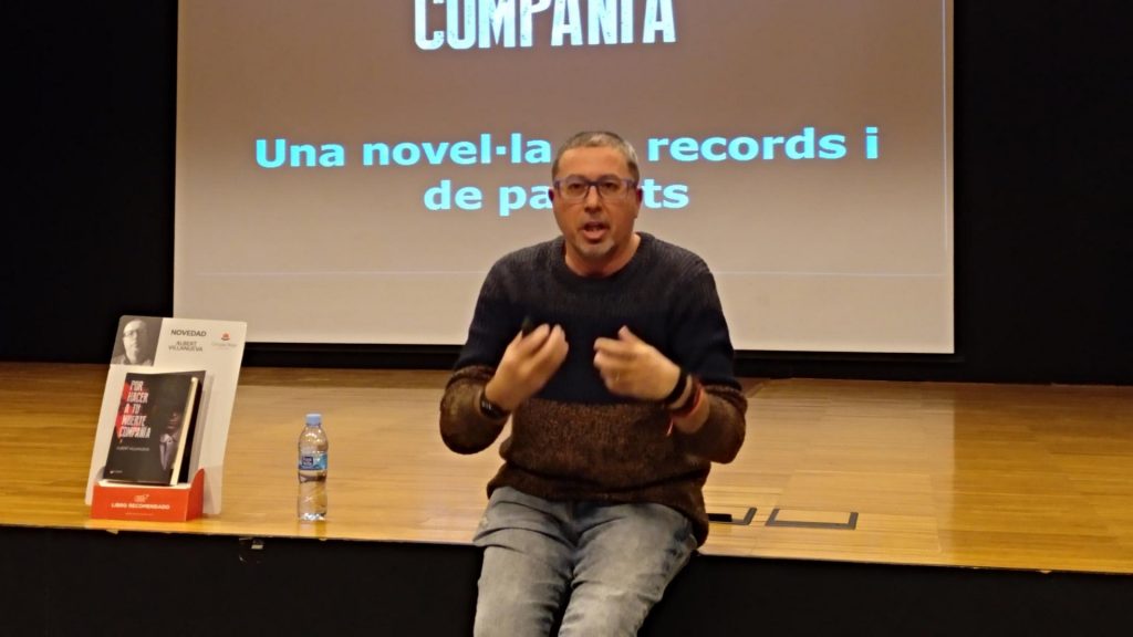 Albert Villanueva en la presentación de su novela "Por hacer a tu muerte compañía"
