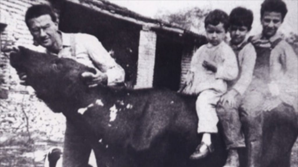 Imagen del padre de Juan Rulfo con sus hijos