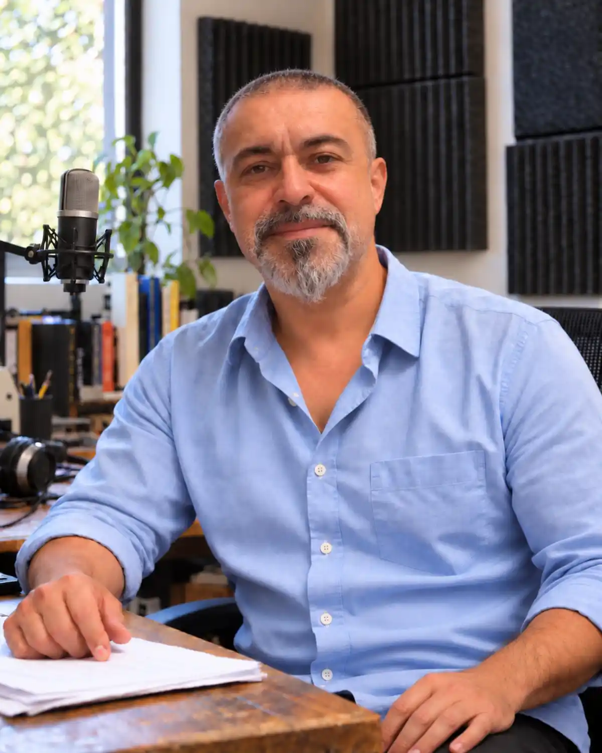 Luis Carballés, locutor y narrador de audiolibros, junto a un micrófono en un estudio de grabación.