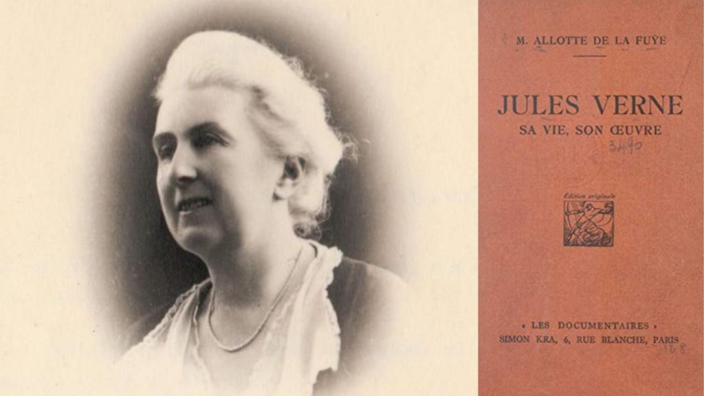 Fotografía de Marguerite Allotte de la Fuÿe junto a la portada de su libro “Julio Verne. Su obra, su vida”.