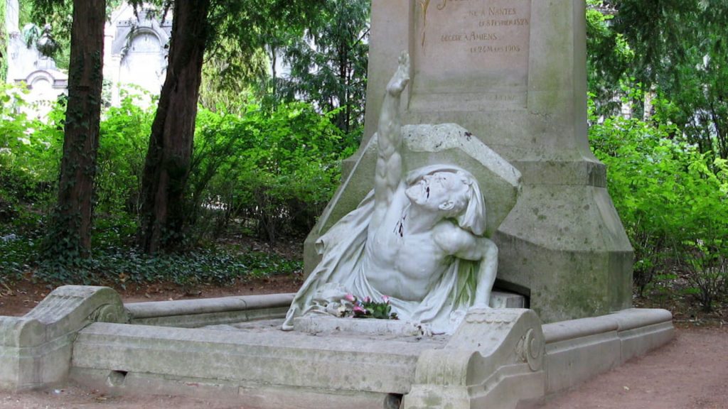 Imagen de la impresionante tumba de Julio Verne en el cementerio de La Madeleine en la ciudad de Amiens, cuya escultura es obra del artista Albert Roze.