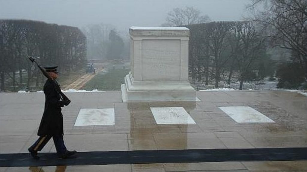Centinela haciendo la guardia permanente ante la Tumba del Soldado Desconocido en el Cementerio Nacional de Arlington, Washington, Estados Unidos.